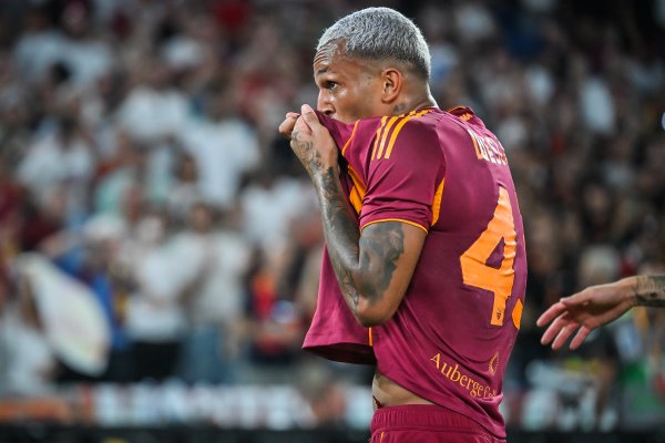 Phóng viên: Người chơi mới của Roma Wesley, cơ bắp đùi trái của Wesley bị quá tải, và thật đáng ngờ 