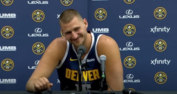 Phóng viên: Bây giờ bạn 30 tuổi. Jokic: Đừng đề cập đến điều này, chúng ta không cần phải nói về điề